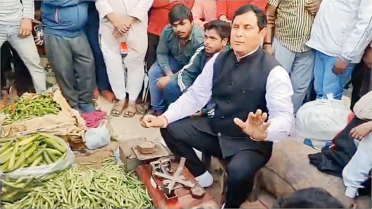 વિધાનસભ્યએ રસ્તા પર બેસીને વેચ્યાં શાકભાજી