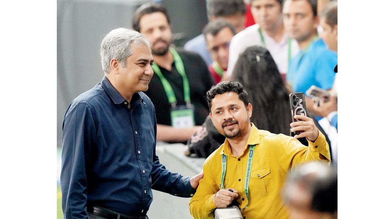 પાકિસ્તાન ક્રિકેટ બોર્ડના ચૅરમૅન મોહસિન નકવીએ દુબઈ સ્ટેડિયમની જનરલ ગૅલરીમાં બેસીને ફૅન્સ સાથે સેલ્ફી પણ પડાવી હતી.