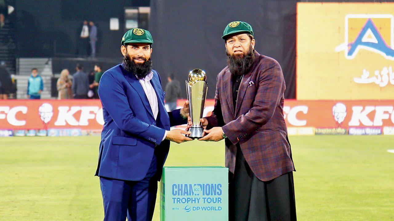 પાકિસ્તાનના ભૂતપૂર્વ કૅપ્ટન્સ મિસ્બાહ-ઉલ-હક અને ઇન્ઝમામ-ઉલ-હક લાહોરના ગદ્દાફી સ્ટેડિયમમાં ટ્રોફી લઈને આવ્યા હતા.