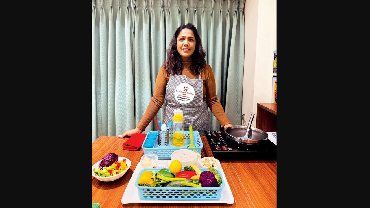 કુકિંગ મૅનેજમેન્ટ શીખવી રહેલાં પારુલ શાહ.