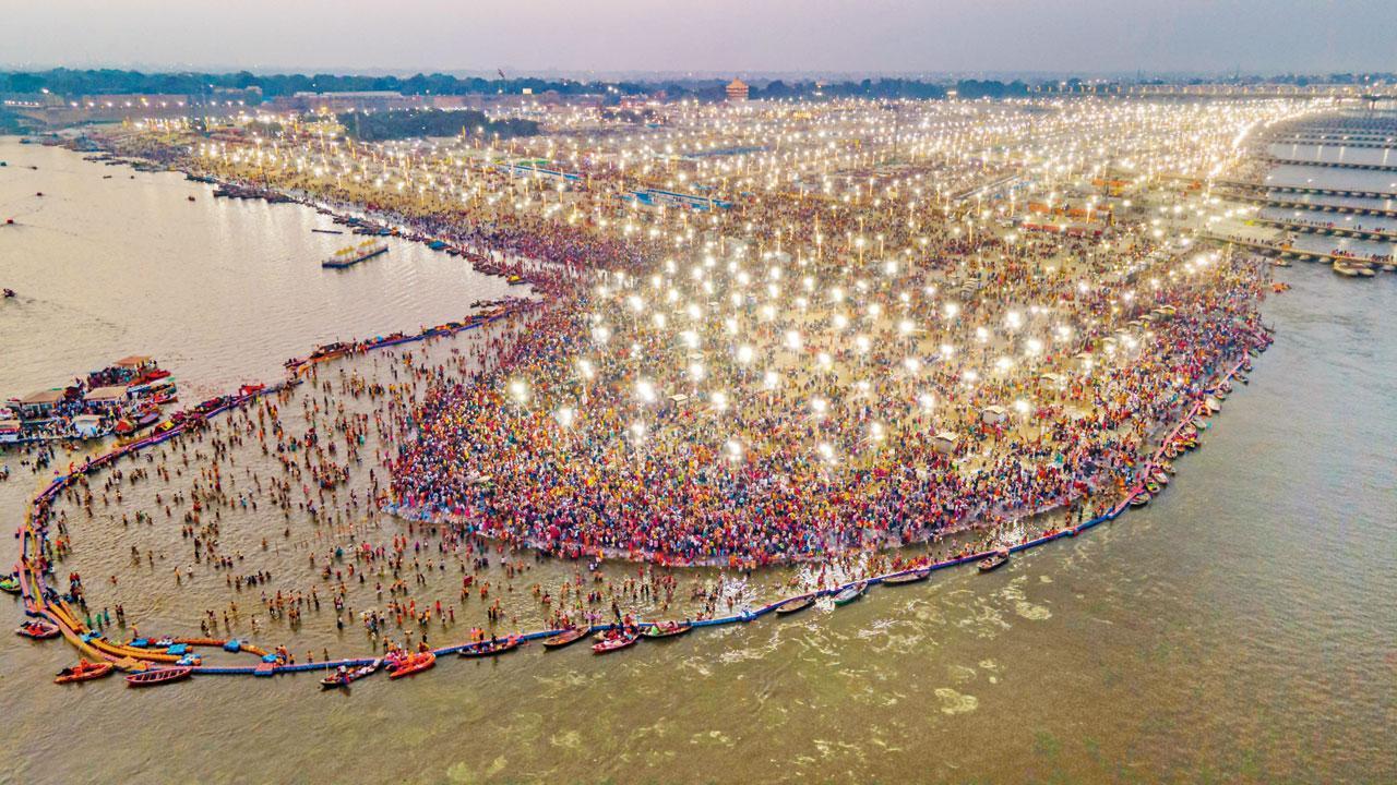 ગઈ કાલે માઘી પૂર્ણિમાની પૂર્વસંધ્યાએ મહાકુંભમાં સંગમસ્નાન કરતા અસંખ્ય લોકો.