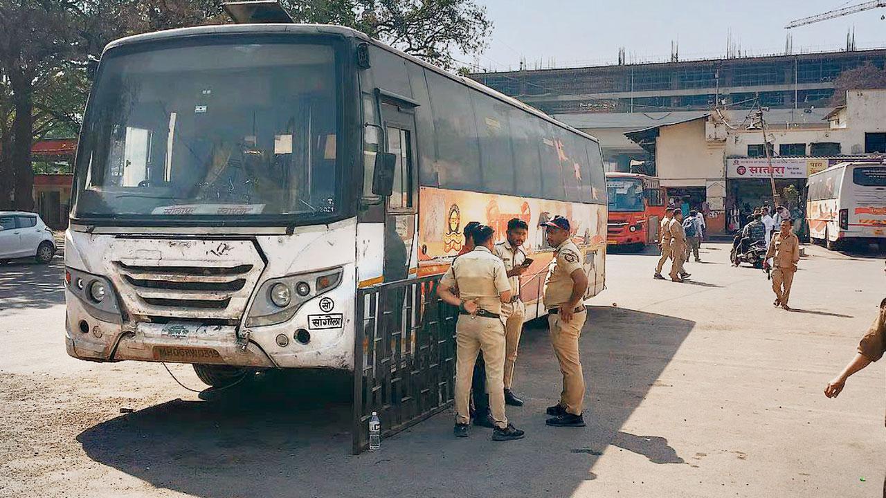 પુણેના સ્વારગેટ બસ-ડેપોમાં જે બસમાં બળાત્કાર કરવામાં આવ્યો હતો એ બસની પોલીસે તપાસ કરી હતી.