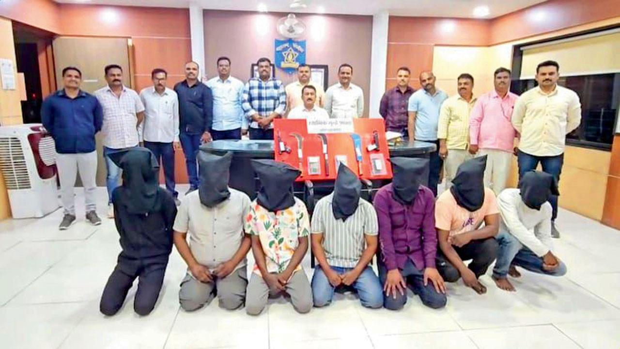 શિર્ડીના સાંઈબાબાના ભક્તોને લૂંટતી ગૅન્ગ સાથે પોલીસ અને તેમની પાસેથી જપ્ત કરવામાં આવેલાં શસ્ત્રો.