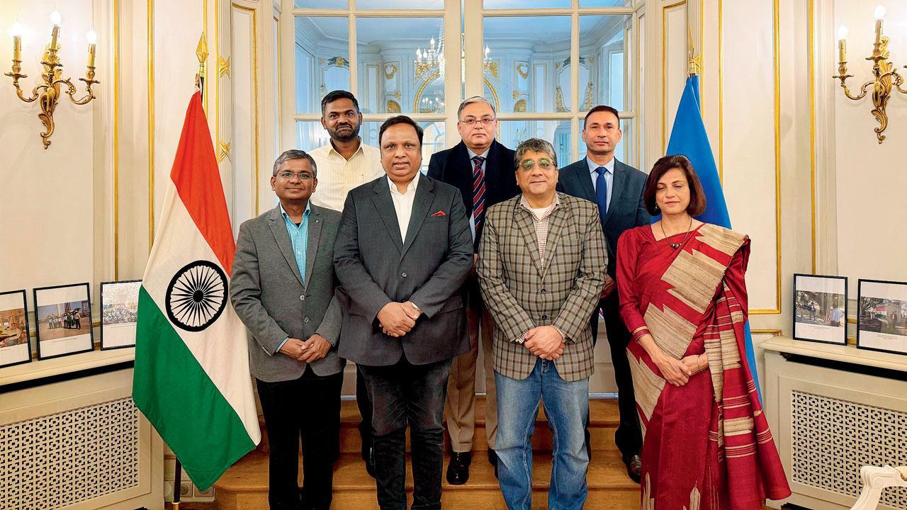 પૅરિસમાં UNESCOના અધિકારીઓ સાથે મહારાષ્ટ્રની ટીમ.