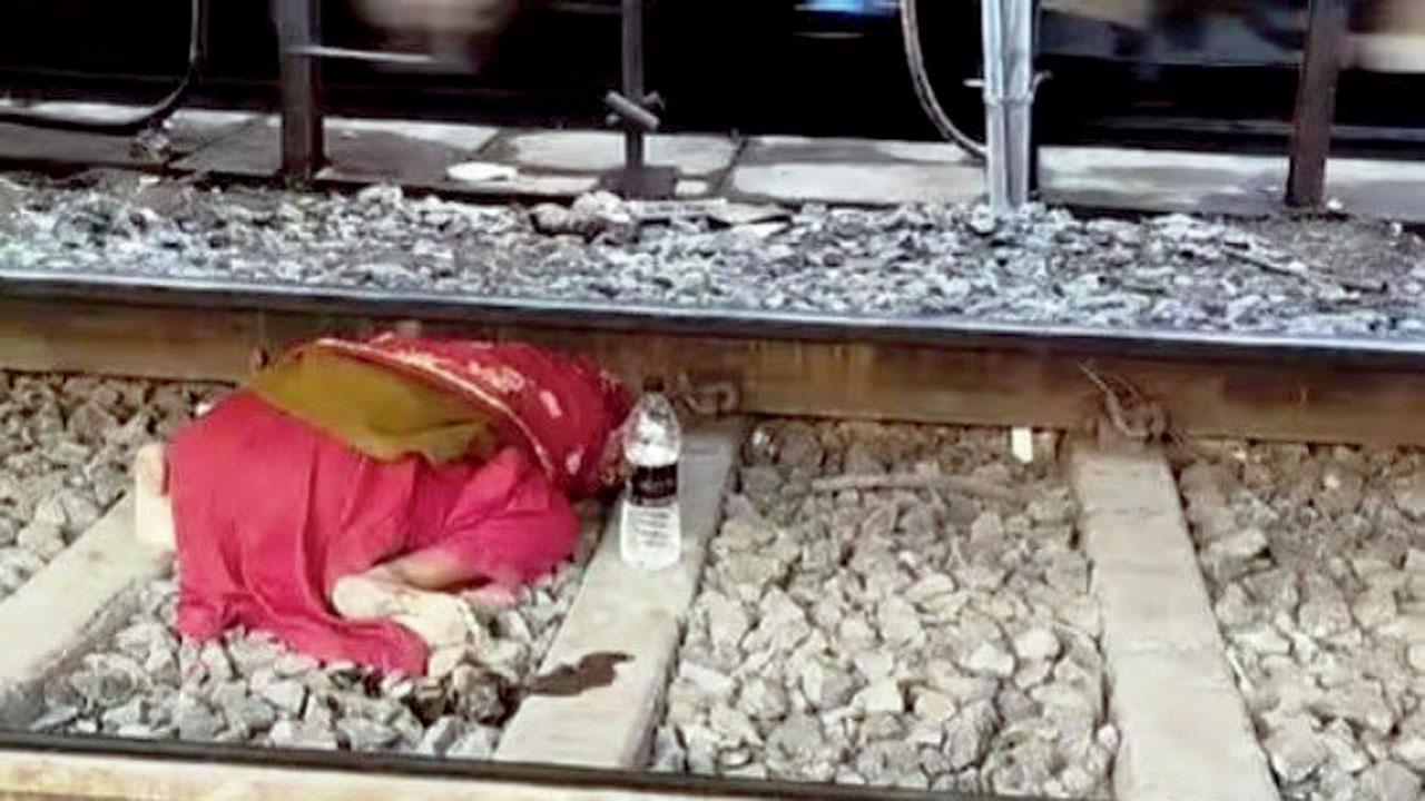 સોલાપુર રેલવે-સ્ટેશન પર માલગાડી પસાર થઈ ગયા બાદ પાટા પર સૂતેલી મહિલા.