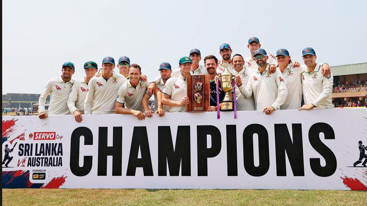 વૉર્ન-મુરલીધરન ટ્રોફી સાથે આૅસ્ટ્રેલિયન ટીમે ફોટો માટે આપ્યો પોઝ.