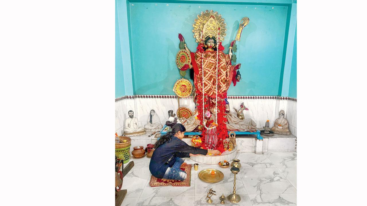 કલકત્તામાં કાલિકા માતાના મંદિરમાં દર્શન કરી રહેલી પૂજા.