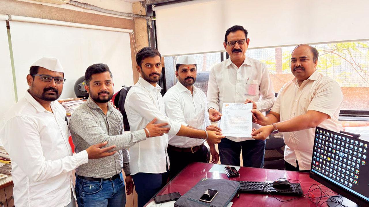 મરાઠી એકીકરણ સમિતિના હોદ્દેદારોએ તેમનું નિવેદન APMCના અધિકારીઓને આપી એના પર ૧૫ દિવસમાં પગલાં લેવા જણાવ્યું છે.