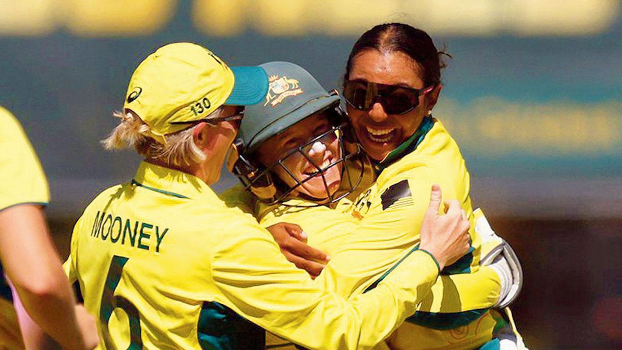 સાથી પ્લેયર્સ સાથે વિકેટની ઉજવણી કરતી સ્પિનર અલાના કિંગ.