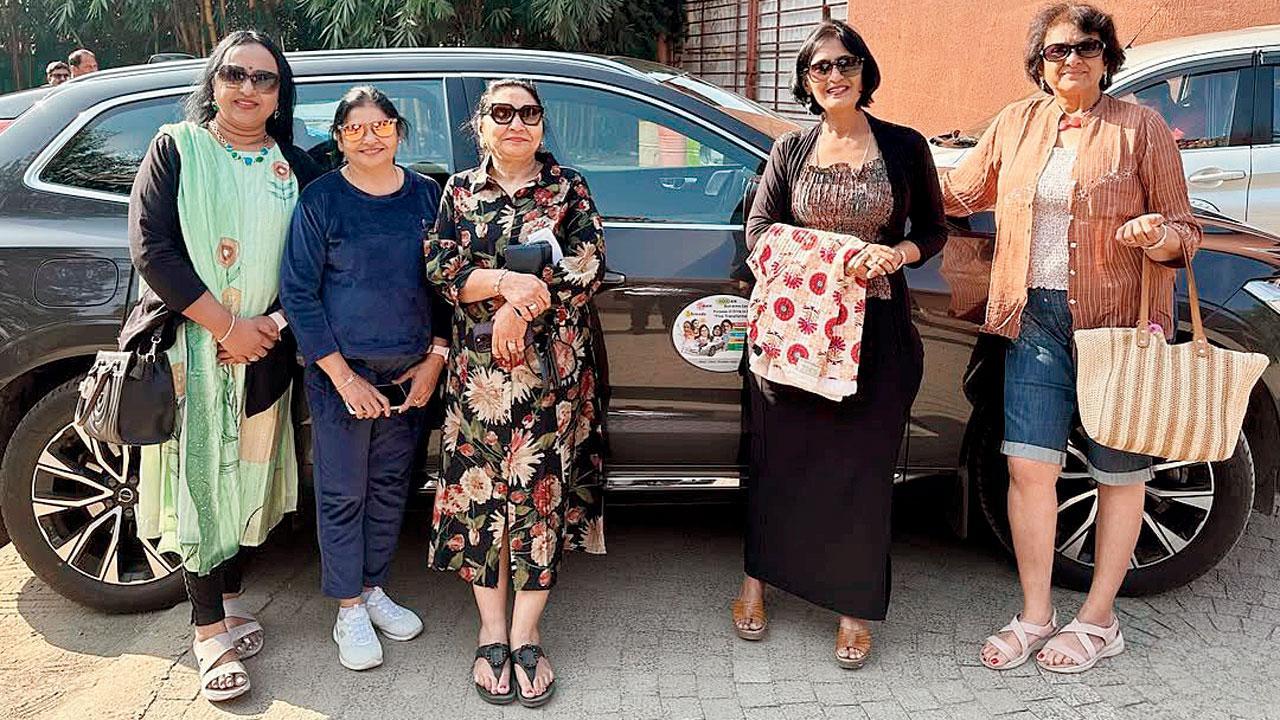 જે વૉલ્વો કારમાં ૫૫૦૦ કિલોમીટરની રોડ-ટ્રિપ કરી એની સાથે અંજુ પોલમપલ્લી, કિરણ લોઢા, પૂનમ નિર્મલ, મીનલ કિરી અને પારુલ  શાહ.