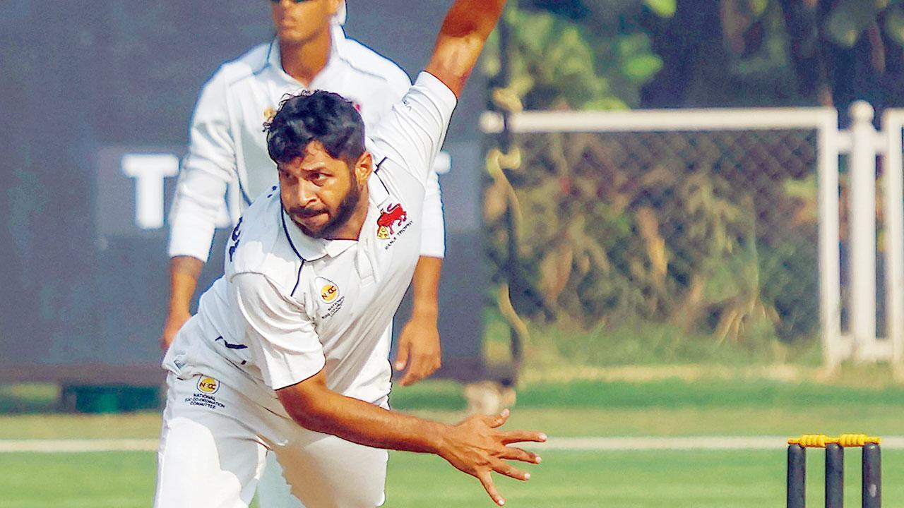 મૅચ દરમ્યાન બોલિંગ કરતો ઑલરાઉન્ડર શાર્દૂલ ઠાકુર. તેણે  ચાર વિકેટ લીધી હતી.