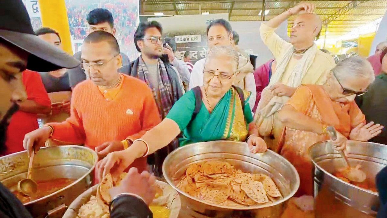 સુધા મૂર્તિએ ત્રિવેણી સંગમમાં ડૂબકી લગાવવા ઉપરાંત ઇસ્કૉન દ્વારા ચાલતા ભંડારામાં મહાપ્રસાદ વિતરિત કરવાનો લહાવો પણ લીધો હતો.