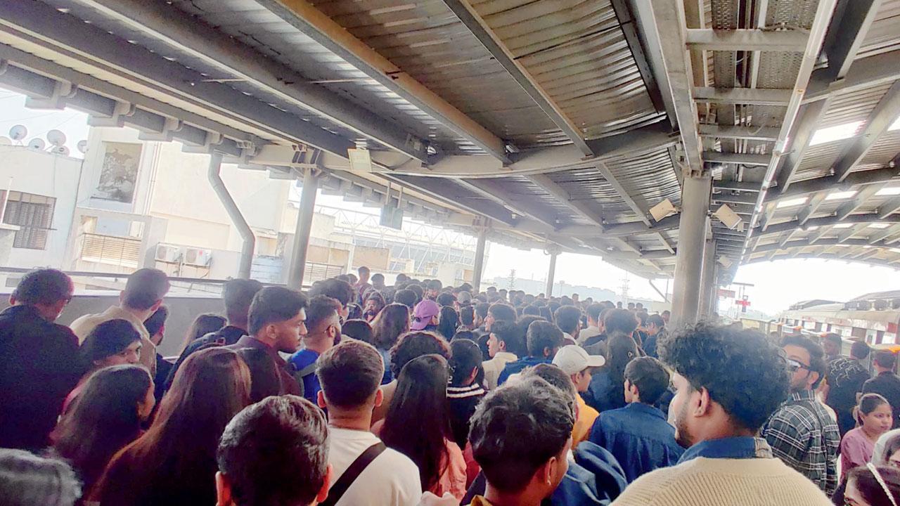 રવિવારે મેટ્રો રેલ સ્ટેશનના પ્લૅટફૉર્મ પર મુસાફરોની ભીડ.