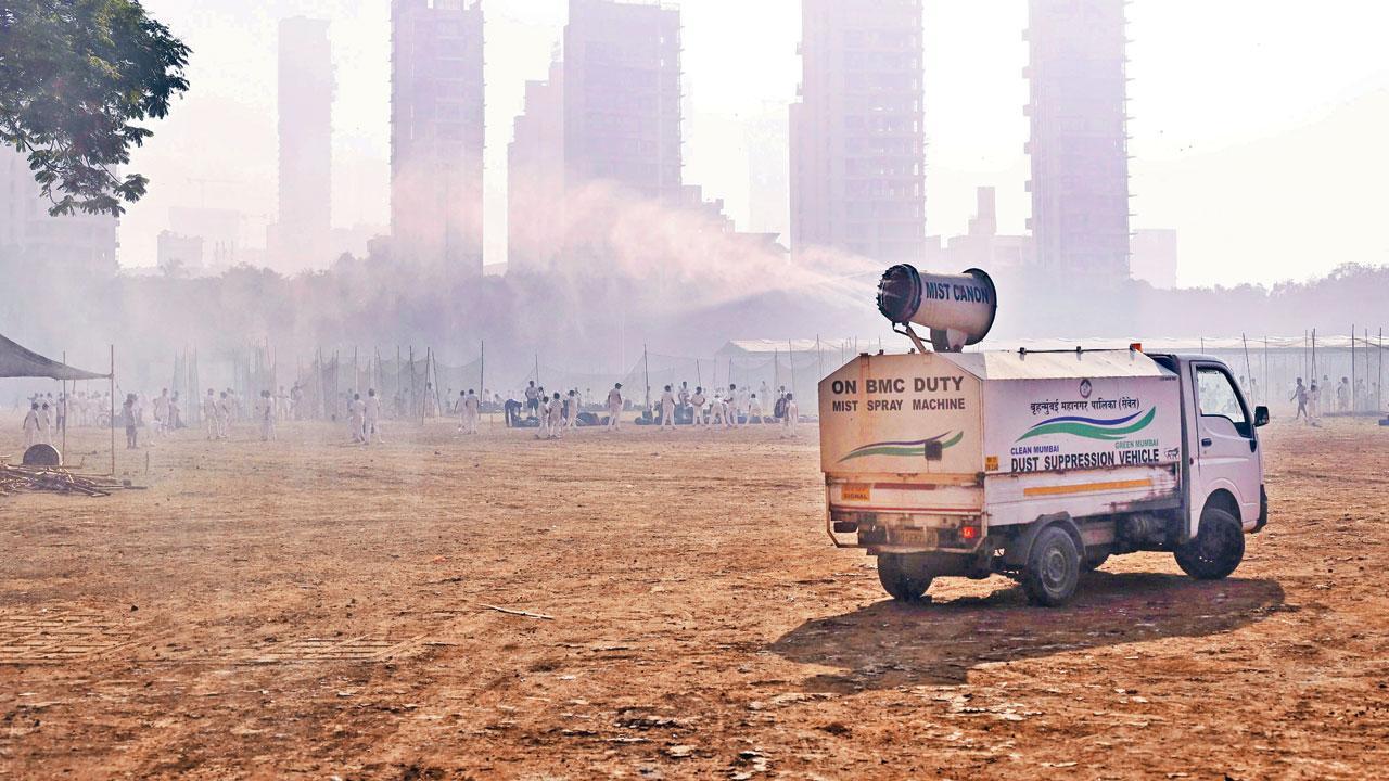 દાદરમાં આવેલા શિવાજી પાર્ક મેદાનમાં લાલ માટી નાખવામાં આવી છે (તસવીર : આશિષ રાજે)