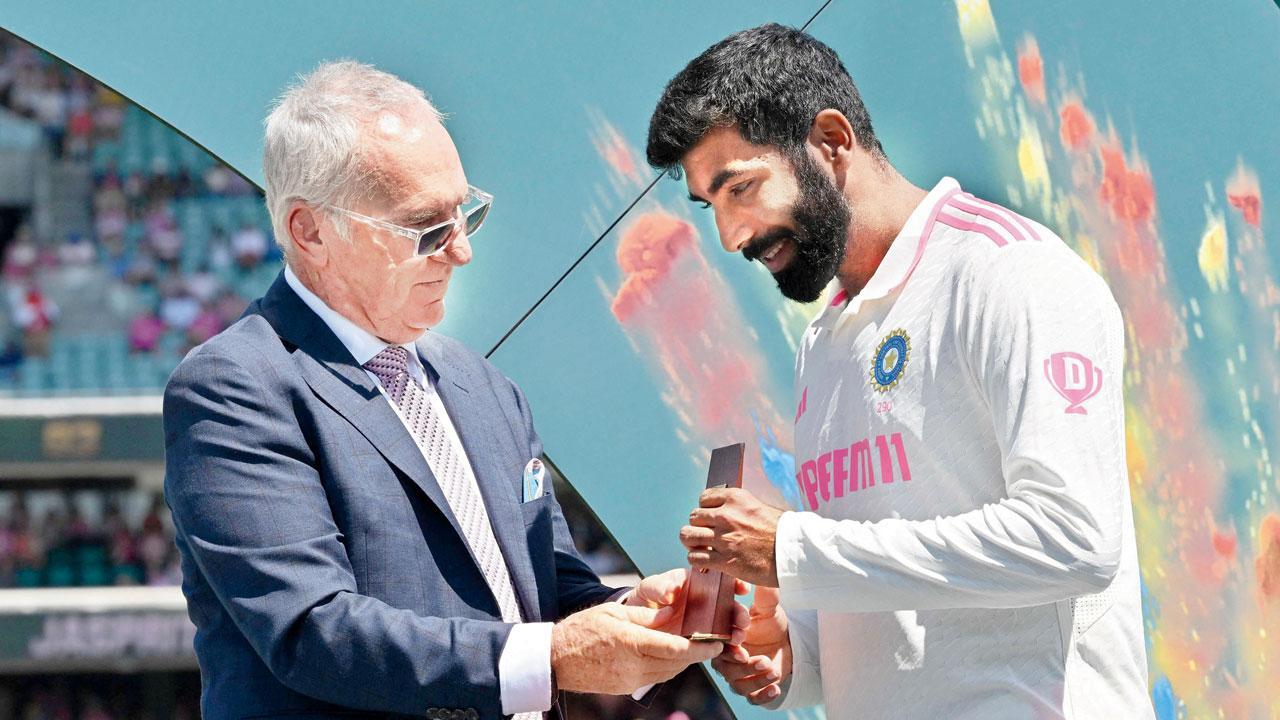 પ્લેયર ઑફ ધ ટુર્નામેન્ટની ટ્રોફી સાથે જસપ્રીત બુમરાહ.