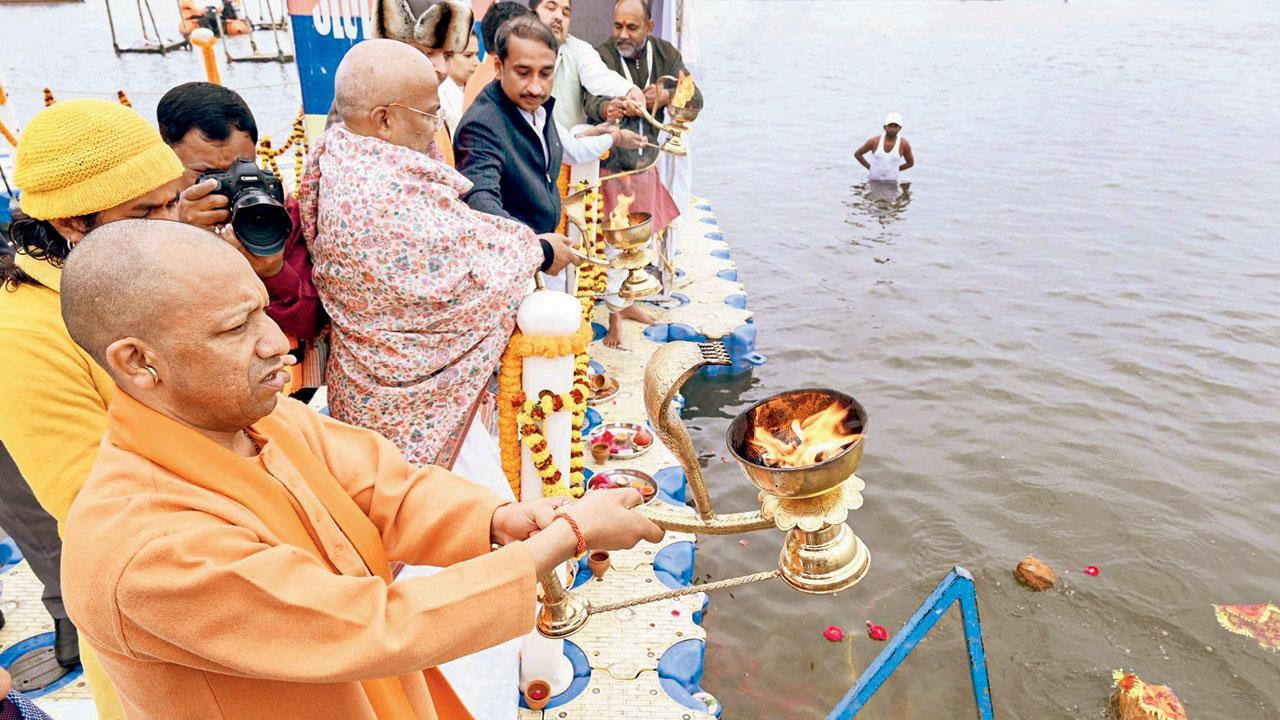 યોગી આદિત્યનાથે કરી ગંગાઆરતી