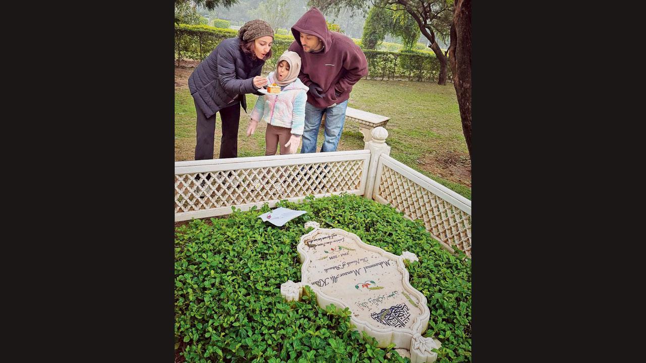 સોહા અલી ખાને પતિ કુણાલ ખેમુ અને દીકરી ઇનાયા સાથે પપ્પાની કબર જઈને તેમને અંજલિ આપી હતી.