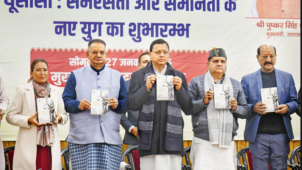 ગઈ કાલે દેહરાદૂનમાં યુનિફૉર્મ સિવિલ કોડના અમલની જાહેરાત કરવાના કાર્યક્રમમાં ઉત્તરાખંડના મુખ્ય પ્રધાન પુષ્કર સિંહ ધામી.