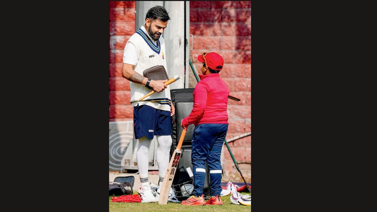 દિલ્હીમાં પ્રૅક્ટિસ-સેશન દરમ્યાન યંગ ફૅન સાથે વાતચીત કરી વિરાટ કોહલીએ.