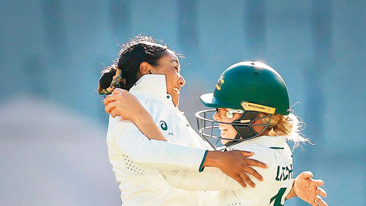 વિકેટની ઉજવણી કરતી ઑસ્ટ્રેલિયન વિકેટકીપર બેથ મૂની અને અલાના કિંગ. 