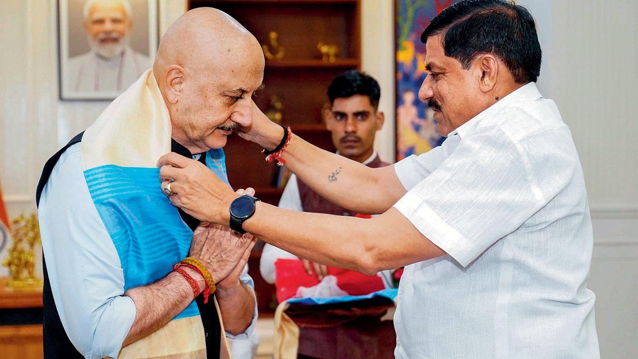 મધ્ય પ્રદેશના મુખ્ય પ્રધાન ડૉ. મોહન યાદવ સાથે અનુપમ ખેર.