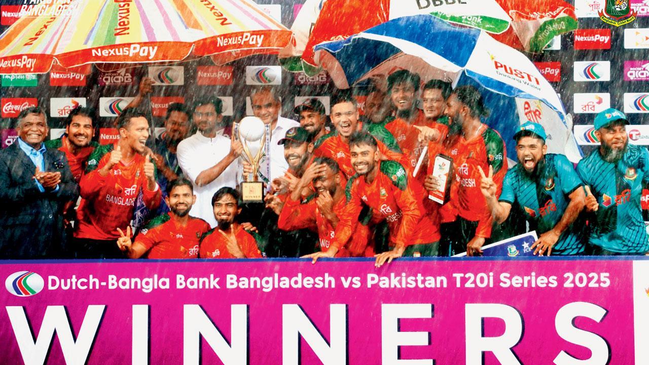 ધોધમાર વરસાદ વચ્ચે ટી૨૦ સિરીઝની ટ્રોફી ઉપાડી બંગલાદેશ ક્રિકેટ ટીમના પ્લેયર્સે. 