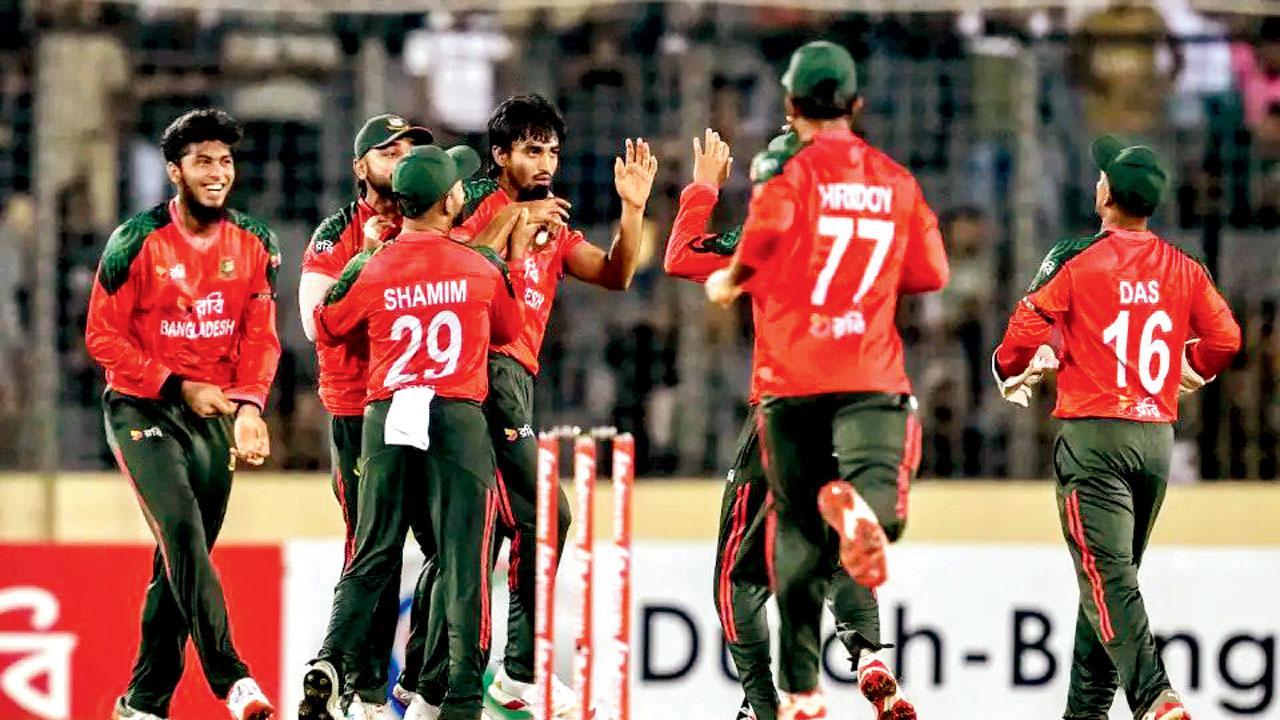પાકિસ્તાન પર ઐતિહાસિક સિરીઝ જીતની ઉજવણી કરતા બંગલાદેશના ખેલાડીઓ.