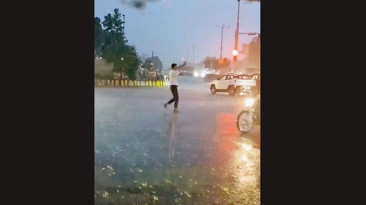 વરસાદમાં માથે છત્રી કે છત નહીં હોવા છતાં પણ ફરજ બજાવી રહેલા ટ્રાફિક-પોલીસ કર્મચારી ધર્મવીરનો એક વિડિયો સોશ્યલ મીડિયામાં વાઇરલ થયો