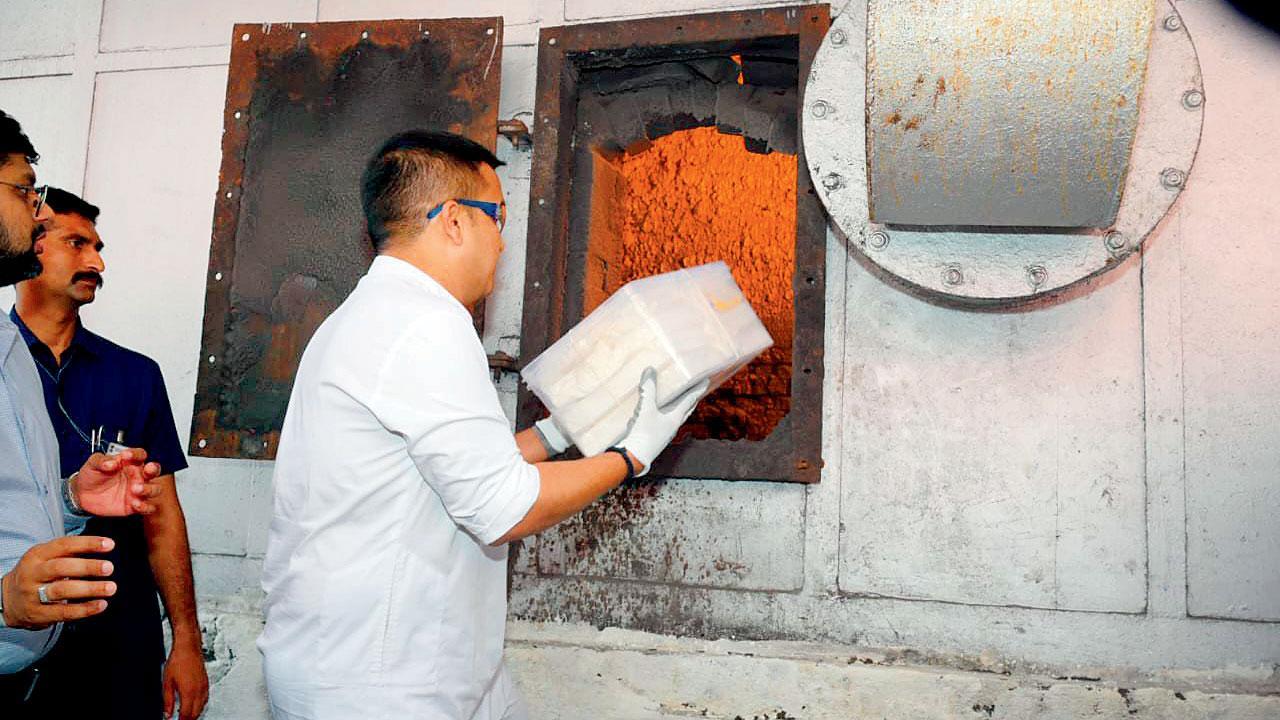 હર્ષ સંઘવીએ ભઠ્ઠીમાં ડ્રગ્સનાં પૅકેટ નાખીને આગને હવાલે કર્યાં હતાં.