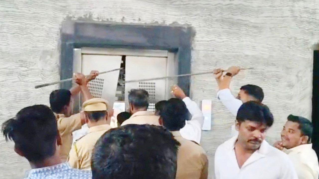 વસઈમાં BJPના નેતાઓ લિફ્ટમાં ફસાઈ ગયા