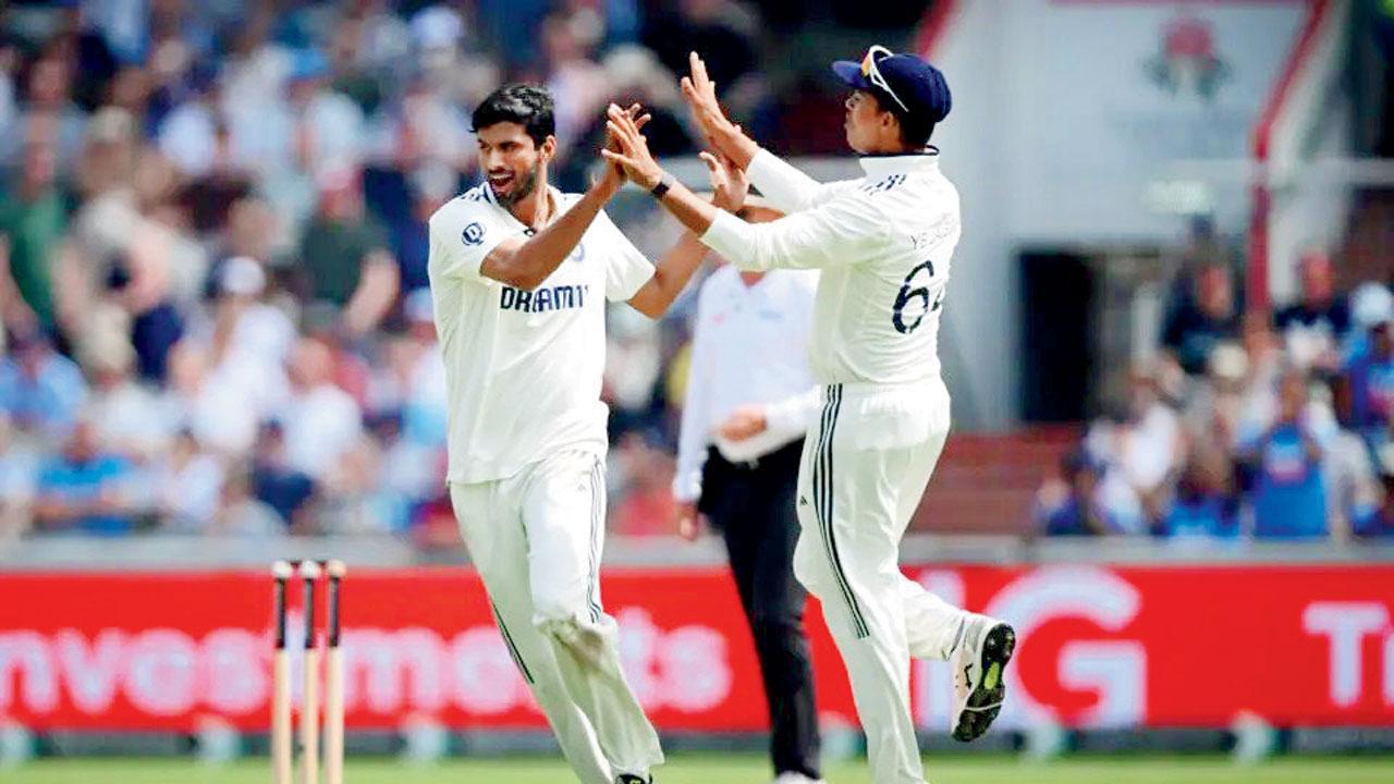 વૉશિંગ્ટન સુંદરે ૫૭ રનમાં બે મોટી વિકેટ લઈને ટીમને રાહત આપી હતી.