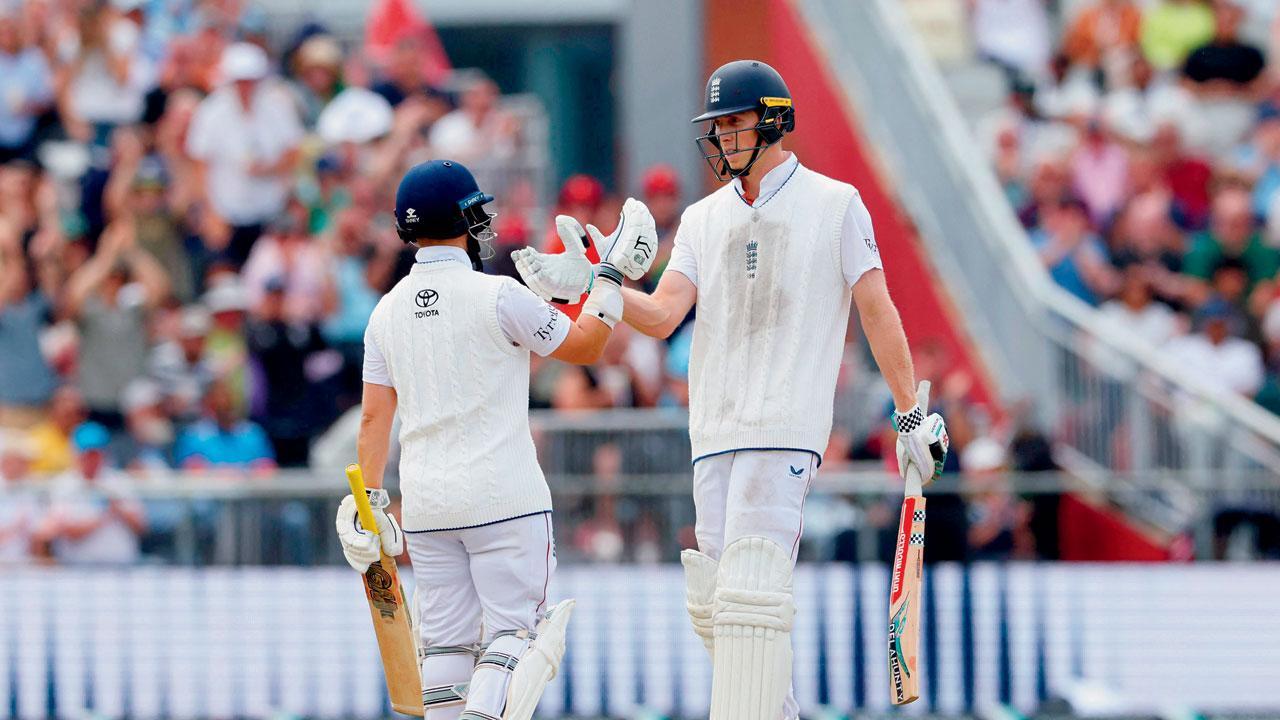 ઇંગ્લૅન્ડના ઓપનર્સ બેન ડકેર (૧૦૦ બૉલમાં ૯૪ રન) અને ઝૅક ક્રૉલી (૧૧૩ બૉલમાં ૮૪ રન)એ ૧૯૫ બૉલમાં ૧૬૬ રનની જબરદસ્ત ઓપનિંગ ભાગીદારી કરી હતી.