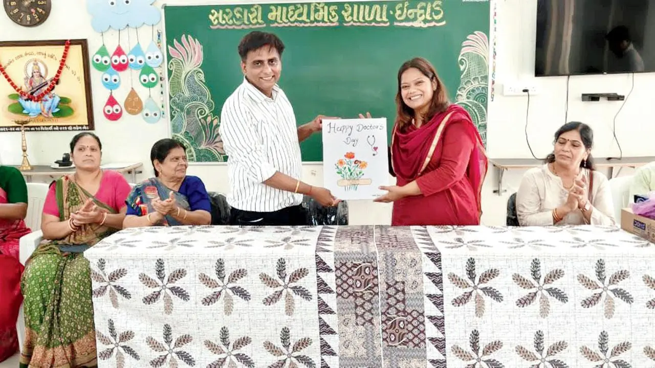 ગામની માધ્યમિક શાળાની મુલાકાત વખતે ડૉક્ટર્સ ડે હોવાથી શિક્ષકો અને ગામના અગ્રણીઓએ સરપંચ ડૉ. જૈમિની જાયસવાલને શુભકામના આપી હતી.