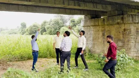 બનાસકાંઠાના જિલ્લા કલેક્ટર સહિત અધિકારીઓએ બ્રિજ નીચે જઈને તપાસ કરી હતી
