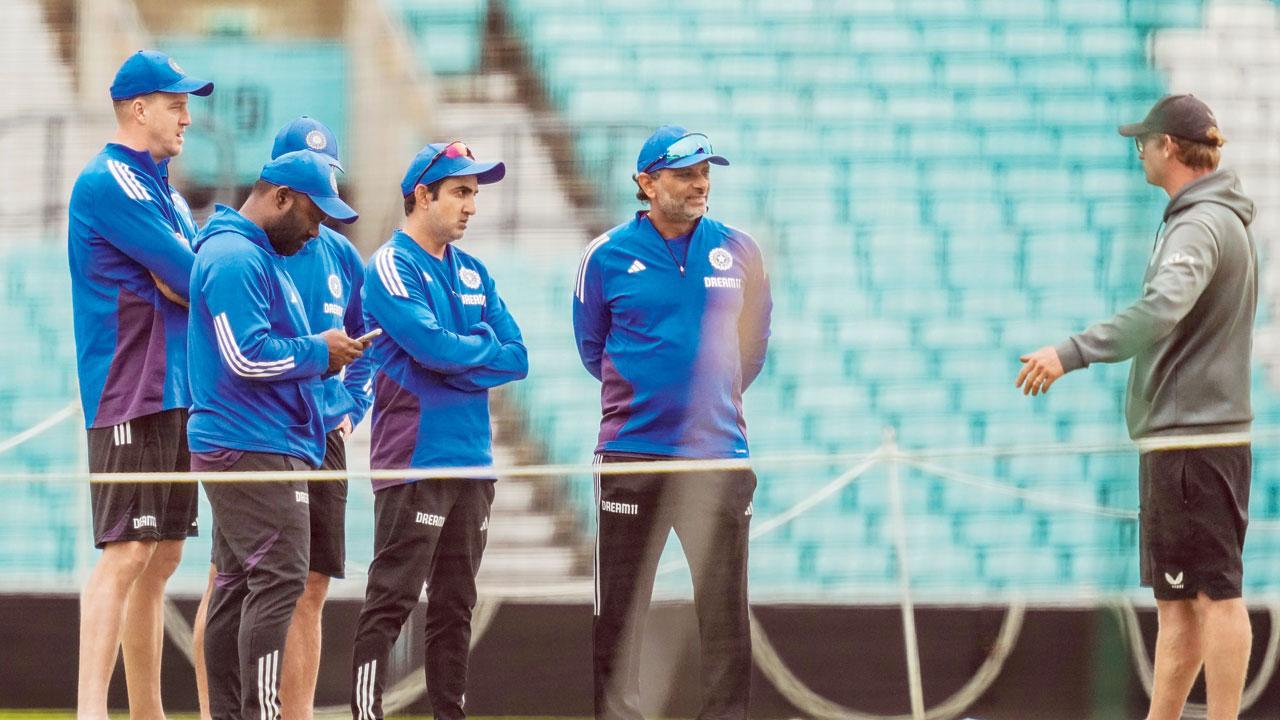 ઓવલ ક્રિકેટ ગ્રાઉન્ડ પર નેટ-પ્રૅક્ટિસ વખતે પિચ-ક્યુરેટર સાથે બોલાચાલી થઈ એ પહેલાં હેડ કોચ ગૌતમ ગંભીર પોતાના સપોર્ટ સ્ટાફ સાથે ગ્રાઉન્ડ્સમૅન સાથે કંઈક વાતચીત કરતો જોવા મળ્યો હતો.