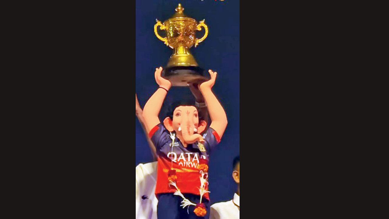વડોદરામાં RCBની જર્સીમાં ગણપતિબાપ્પા, હાથમાં IPLની ટ્રોફી