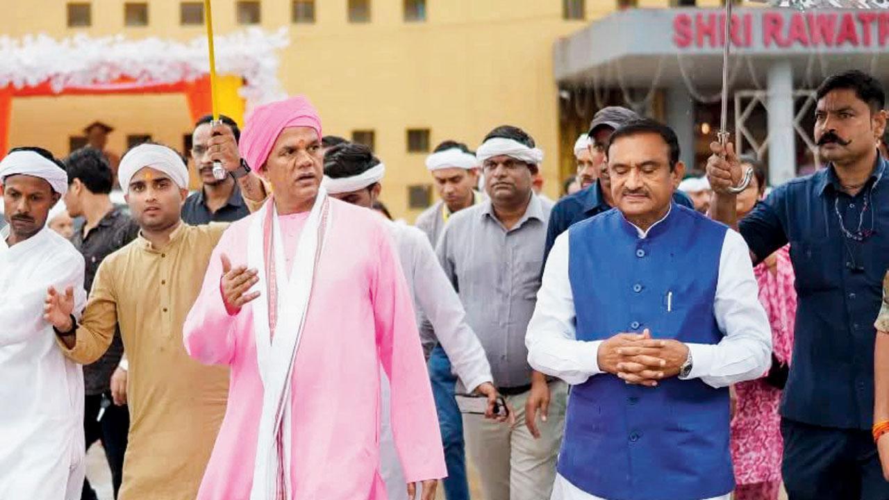 બની બેઠેલા ગૉડમૅન રવિશંકર મહારાજની કૉલેજથી તપાસ શરૂ થઈ