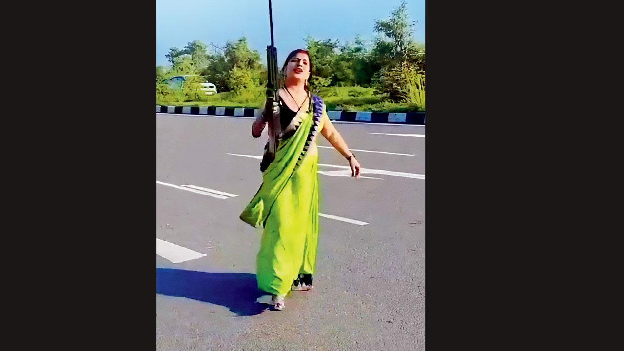 શાલિની પાંડે નામની કાનપુરની યુવતીનો આવો જ એક ચોંકાવનારો વિડિયો વાઇરલ થયો
