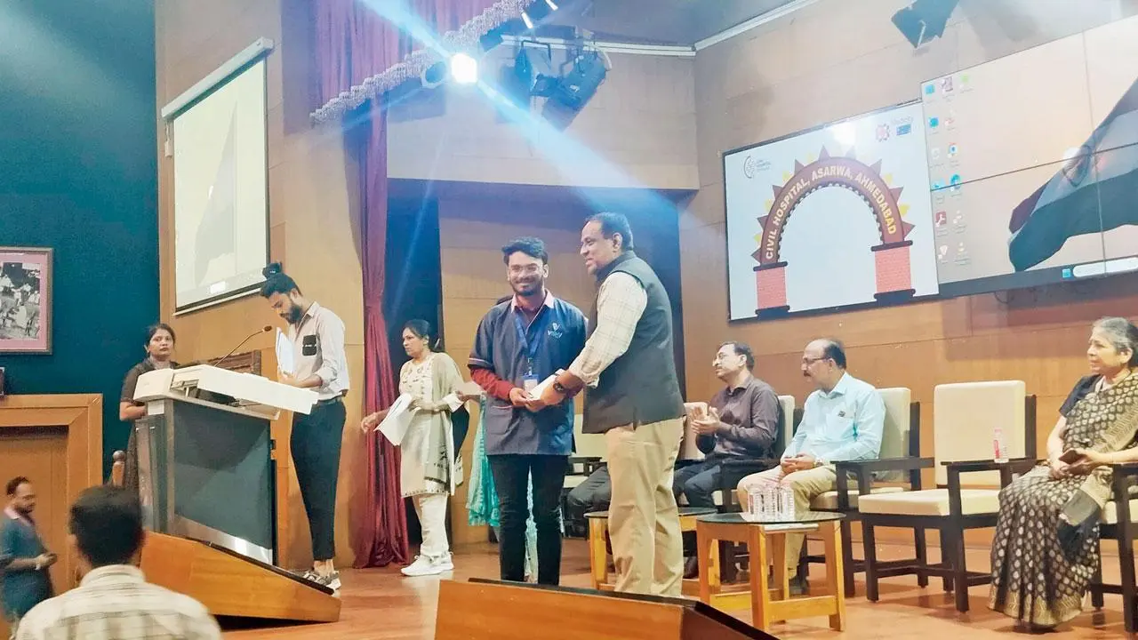 કર્મચારીઓને સન્માનિત કરી રહેલા સુપરિન્ટેન્ડન્ટ ડૉ. રાકેશ જોશી.