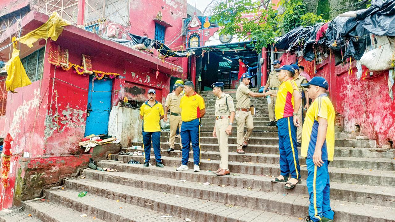 પોલીસ પ્રશાસન અને સ્ટેટ ડિઝૅસ્ટર રિસ્પૉન્સ ફોર્સના કર્મચારીઓ મંદિર પરિસરમાં દુર્ઘટના પછી સ્થળ પર તપાસ કરતા જોવા મળ્યા હતા.