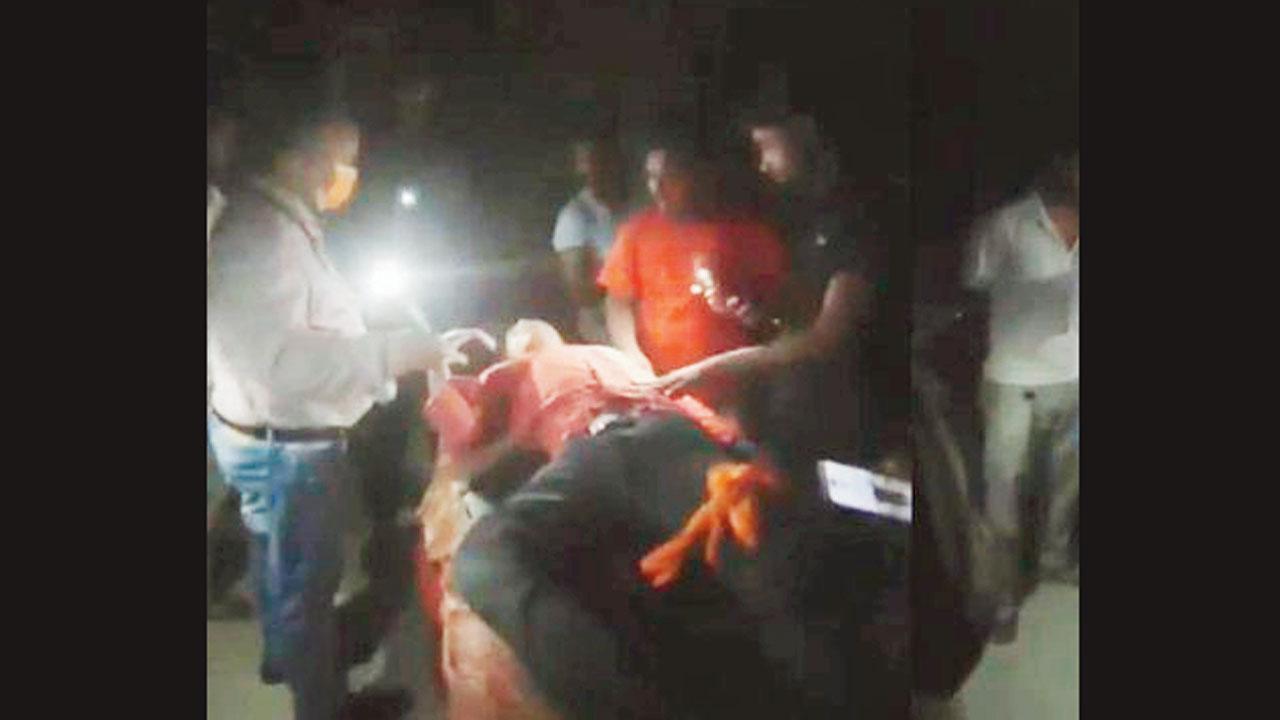 બલિયાની સરકારી હૉસ્પિટલમાં ૪૫ મિનિટ વીજળી ડૂલઃ ટૉર્ચલાઇટમાં દરદીઓની સારવાર કરતા ડૉક્ટરનો વિડિયો વાઇરલ