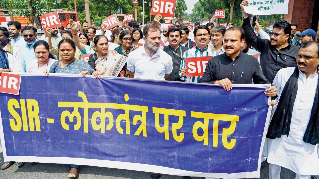 ઉલ્લેખનીય છે કે ગુરુવારે તેમના બૅનર પર લોકતંત્રને બદલે લોકતંત્ર લખાયું હતું એ ભૂલ ગઈ કાલે સુધારી લેવામાં આવી હતી.