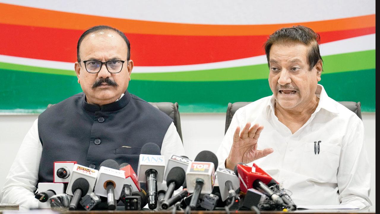 ગઈ કાલે મુંબઈમાં યોજાયેલી પ્રેસ-કૉન્ફરન્સમાં હર્ષવર્ધન સપકાળ અને પૃથ્વીરાજ ચવાણ.