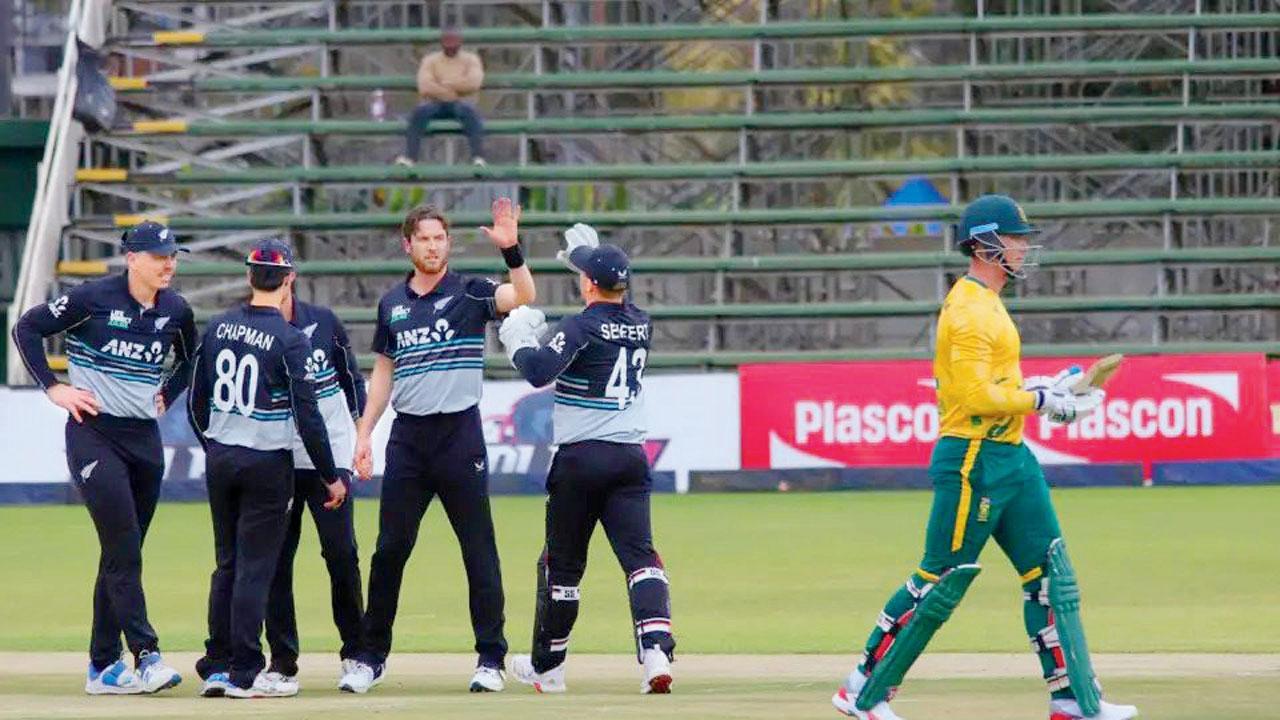 સાઉથ આફ્રિકાની વિકેટ પડતાં જીત સેલિબ્રેટ કરી રહેલી ન્યુ ઝીલૅન્ડની ટીમ. 