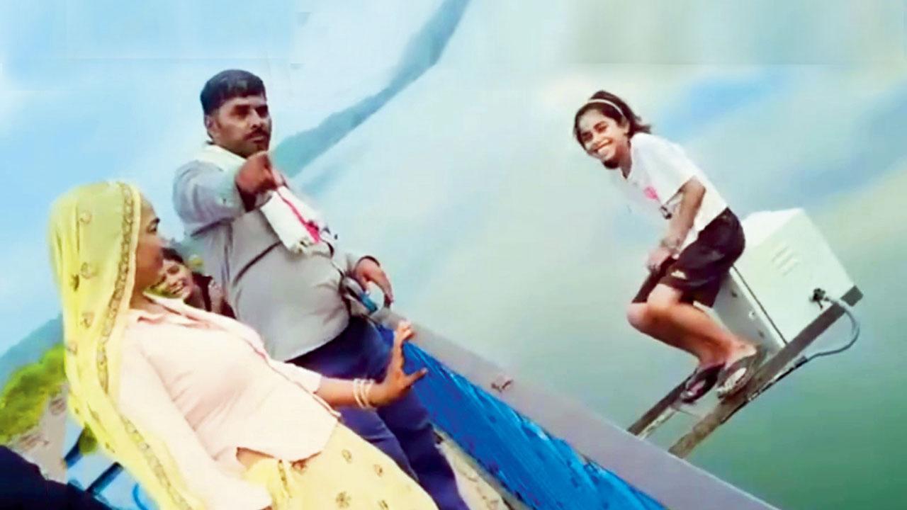 રીલ બનાવવાના ચક્કરમાં પિતાએ જ બેસાડી દીકરીને ડૅમ પરના પાતળા સળિયા પર