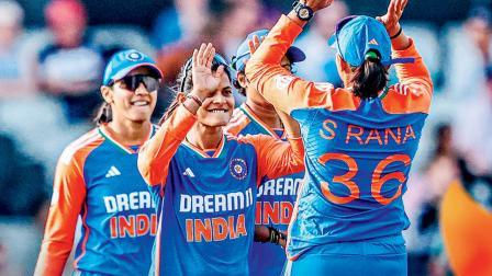 ચોથી T20માં ૧૫ રન આપી બે વિકેટ લેનાર સ્પિનર રાધા યાદવ પ્લેયર ઑફ ધ મૅચ બની હતી.