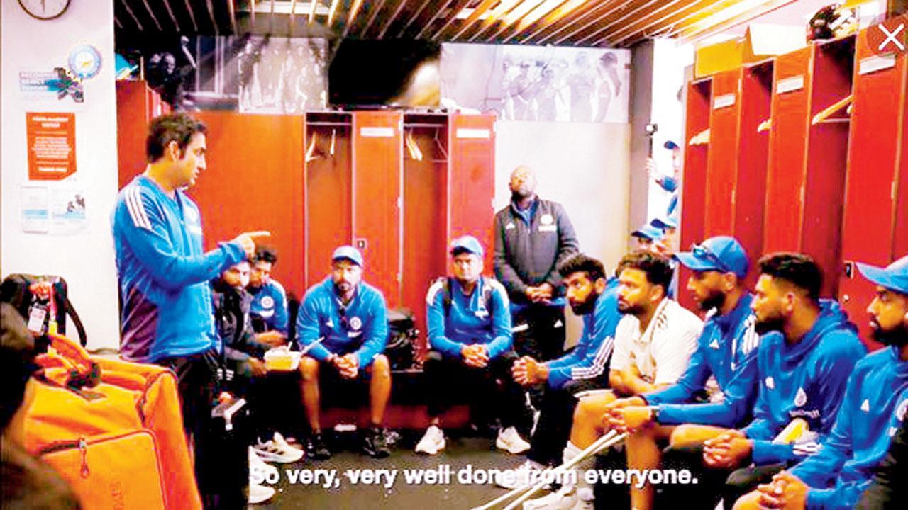 મૅન્ચેસ્ટરમાં ટેસ્ટ-મૅચ ડ્રૉ કર્યા બાદ ભારતીય ડ્રેસિંગ રૂમનું દૃશ્ય. 
