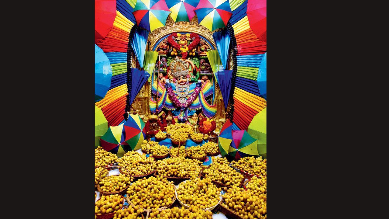 સાળંગપુરમાં ગઈ કાલે શ્રીકષ્ટભંજનદેવ હનુમાનદાદાને એક હજાર કિલો કચ્છી ખારેકનો અન્નકૂટ ધરાવાયો