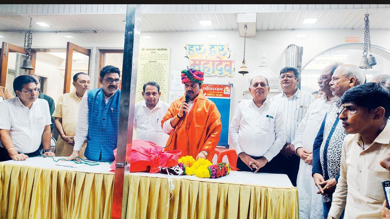 નૅશનલિસ્ટ કૉન્ગ્રેસ પાર્ટી (શરદ પવાર)ના મહારાષ્ટ્રના નવા અધ્યક્ષ અને માથાડી કામદાર નેતા શશિકાંત શિંદેનો સત્કાર કરી રહેલા ગ્રોમાના પદાધિકારીઓ.