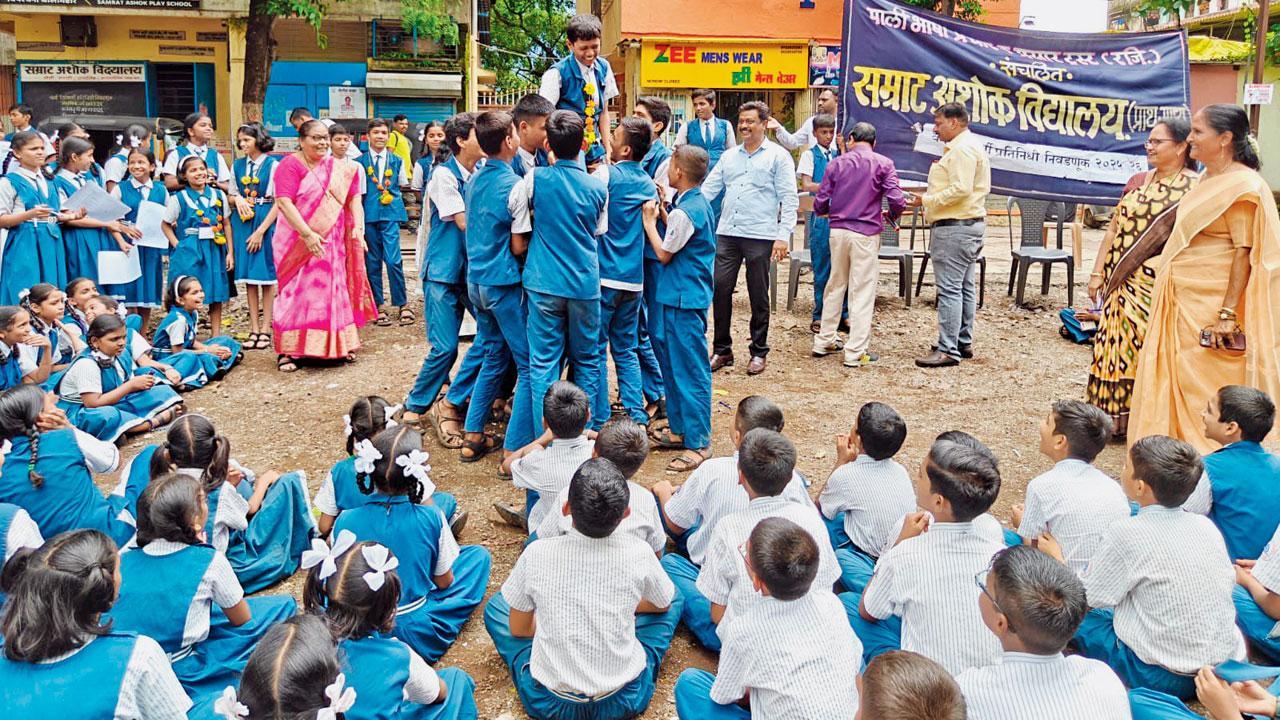 ચૂંટણી જીત્યા બાદ સ્કૂલની બહાર ઉજવણી કરતા વિદ્યાર્થી.